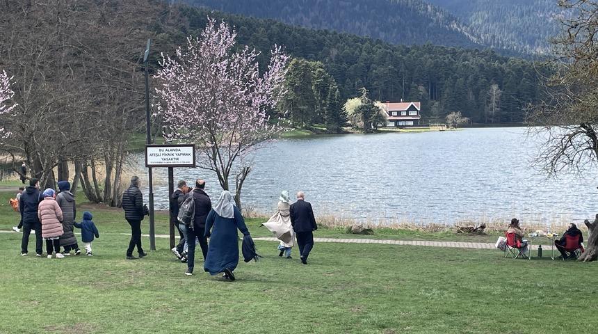 Akın ettiler! Gölcük Tabiat Parkı'nda bayram tatili yoğunluğu