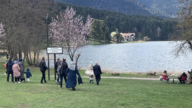 Akın ettiler! Gölcük Tabiat Parkı'nda bayram tatili yoğunluğu
