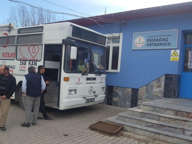 Öğrenci velilerinden Kızılay’a kan bağışı