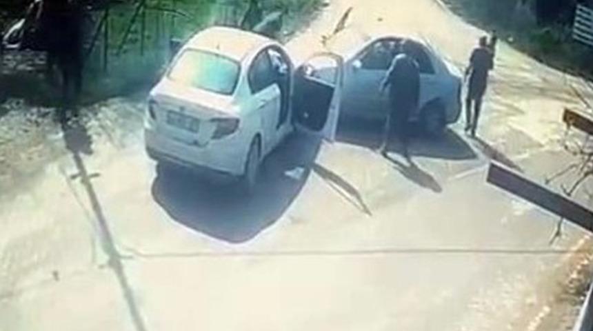 Otomobiller kafa kafaya çarpıştı: Kaza anı kamerada