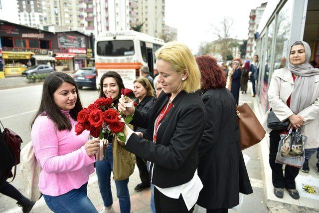 Büyükşehir, Sevgililer Günü’nde kırmızı gül dağıttı