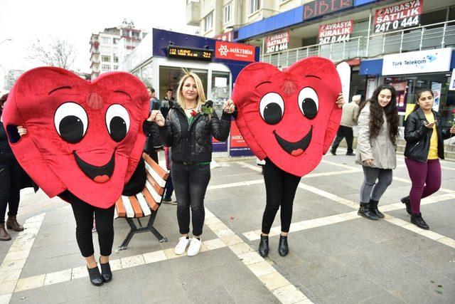 Büyükşehir, Sevgililer Günü’nde kırmızı gül dağıttı