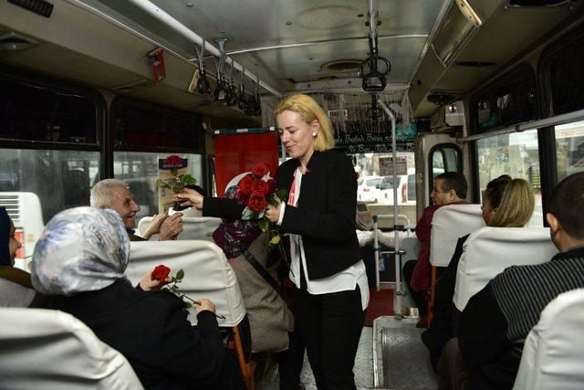 Büyükşehir, Sevgililer Günü’nde kırmızı gül dağıttı