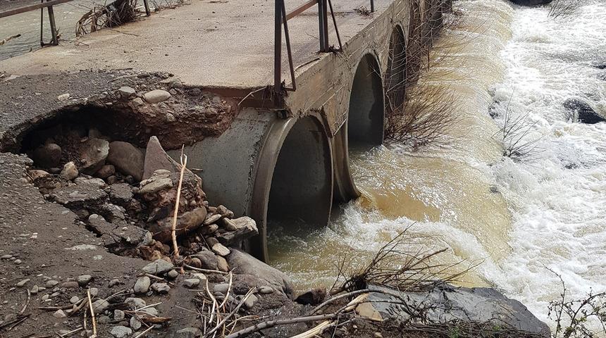 Elazığ’da heyelan nedeniyle yol ulaşıma kapandı