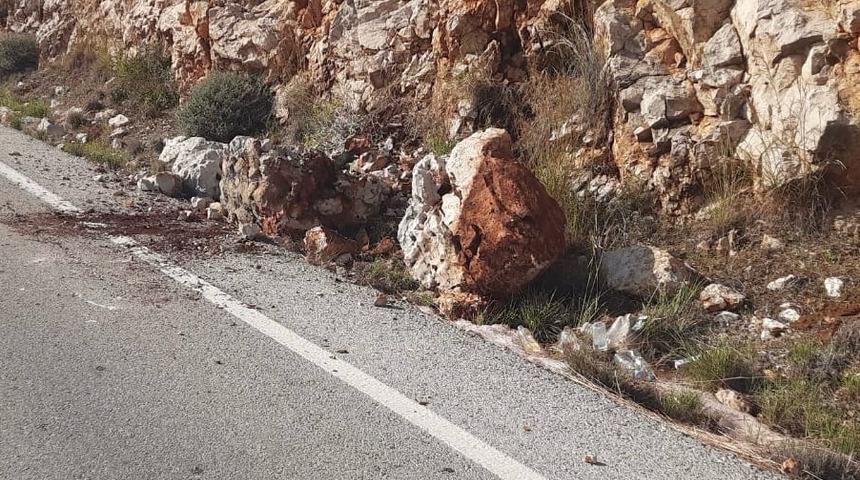 Kaş'ta yağış sonrası kara yoluna düşen kaya parçaları kaldırıldı