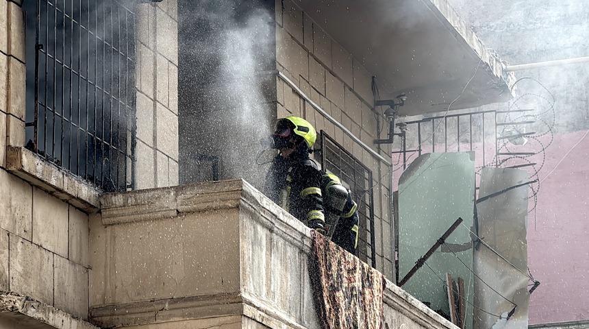 Bayram g&uuml;n&uuml; &ouml;nce evini ateşe verdi sonra itfaiye ekiplerine sopayla saldırdı!