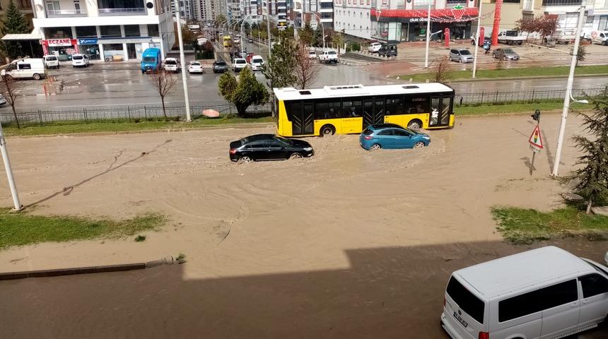 Malatya'da sağanak yağış: Bazı cadde ve sokaklarda su birikintileri oluştu