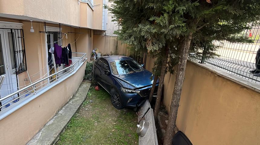Otomobil, duvarı aşıp binanın bahçesine düştü