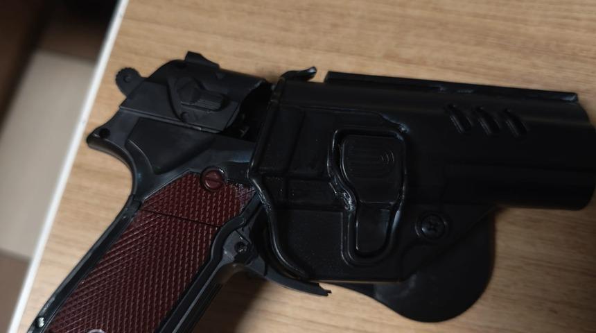 Daha önce askeri üniformayla taksicileri dolandırmıştı! Bu kez polis üniformasıyla yakalandı