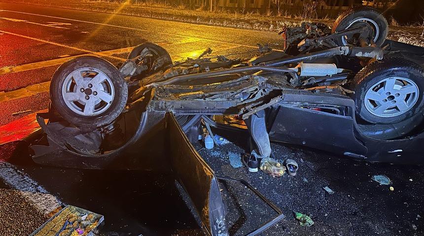 Ağrı'da otomobil aydınlatma direğine çarptı: 4 kişi yaralandı