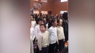 Şarkı söyleyen çocuk kahkahaya boğdu