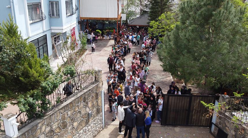 Yaşlı çift 20 yıldır her bayram çocukları sevindiriyor