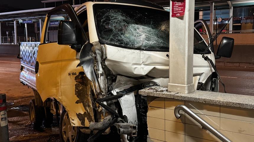 Bursa'da feci kaza! Servis minibüsü ile kamyonet çarpıştı: 3 kişi yaralandı