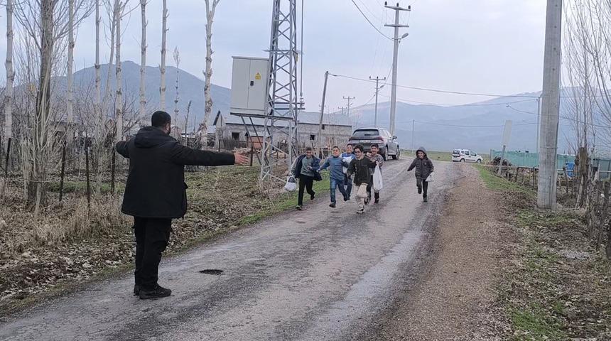 Polis memurundan 150 köy çocuğuna bayram harçlığı