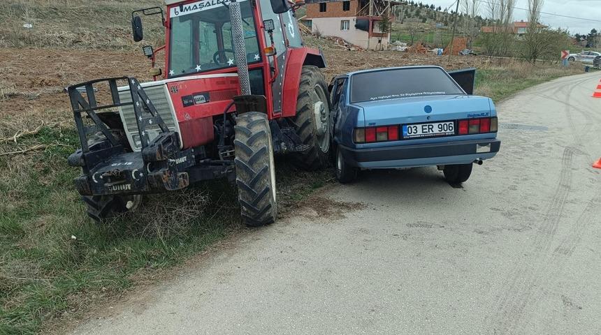 Otomobil traktöre çarptı: 3 yaralı