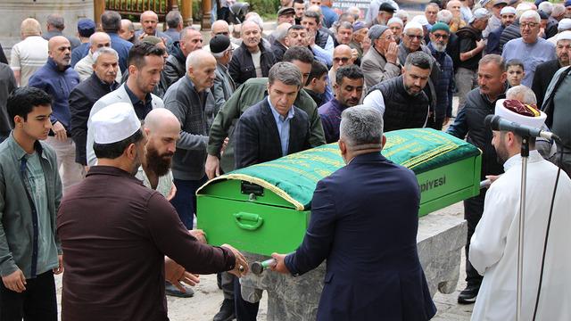 Üstünden vasiyeti çıkan kimsesiz hayırsever son yolculuğuna uğurlandı