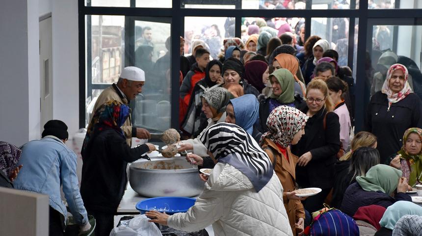 Bir asrı geçkin gelenekte 12 bin kişi bayramlaştı