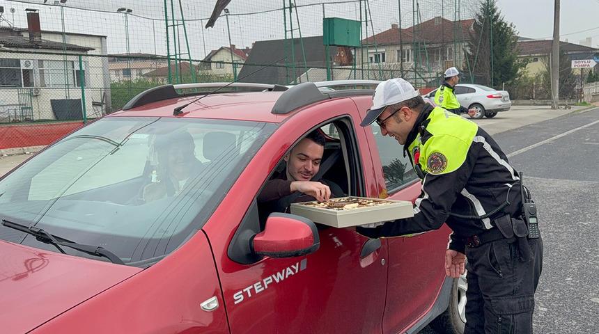 Bu sefer ceza değil, çikolata dağıttılar