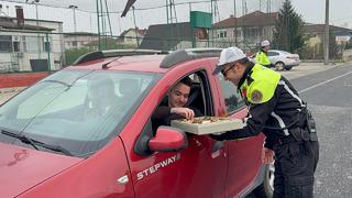 Bu sefer ceza değil, çikolata dağıttılar