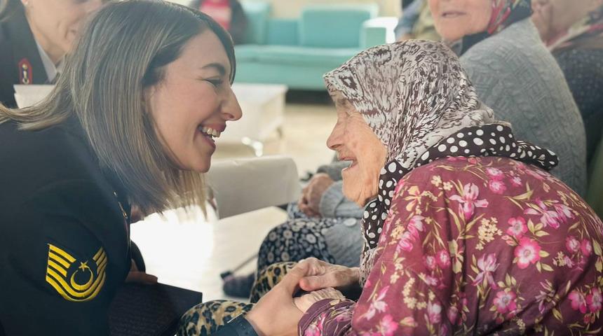 Jandarma bayramda yaşlı çınarları unutmadı