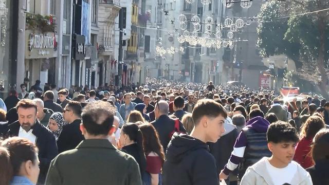 İstiklal Caddesi'ne bayram yoğunluğu! Havayı fırsat bilenler akın etti