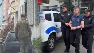 Daha önce askeri üniforma giymişti! Yazlık kıyafet ele verdi: Bu sefer de polis üniformasıyla yakalandı
