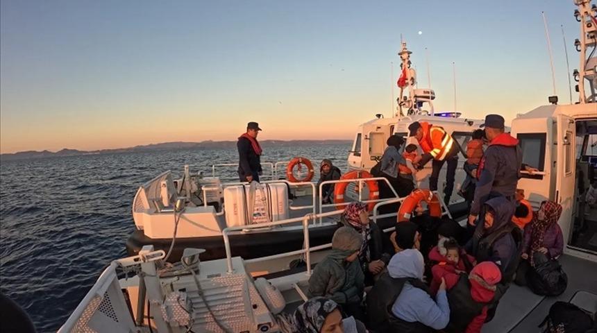 Balıkesir'de göçmen kaçakçılığı yaptıkları iddiasıyla yakalanan 3 şüpheli tutuklandı