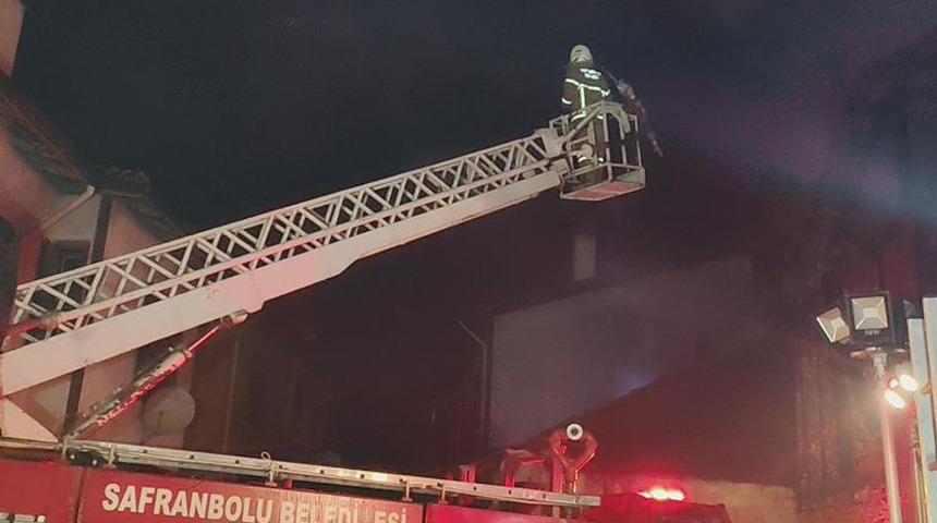 Karabük'te yangın! İki ev alevlere teslim oldu