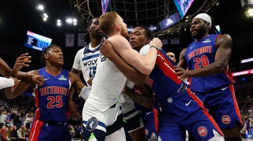 NBA'de çıkan kavgada 5 oyuncu ve 2 antrenör ihraç edildi