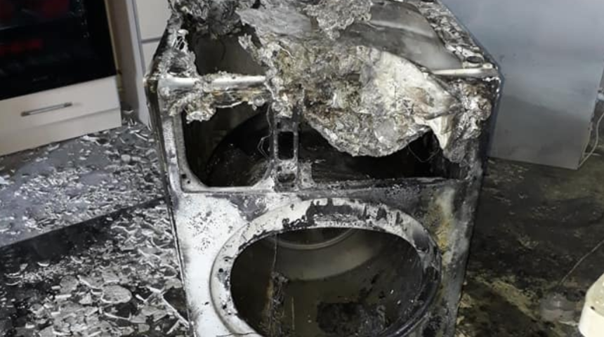 Alevlere teslim olan çamaşır makinesi evi küle çeviriyordu