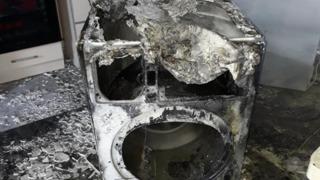 Alevlere teslim olan çamaşır makinesi evi küle çeviriyordu