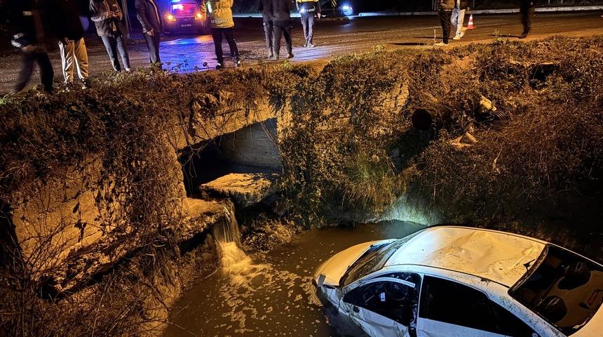 Sinop'ta otomobil su kanalına devrildi