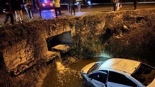 Sinop'ta otomobil su kanalına devrildi