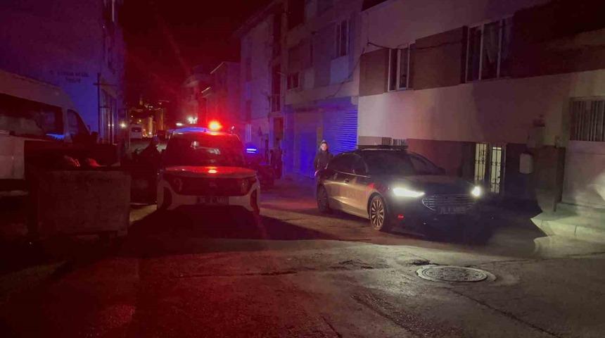 ‘Dur’ ihtarına uymayarak kaçan gencin babası aracını polislerin önüne kırıp engellemeye çalıştı