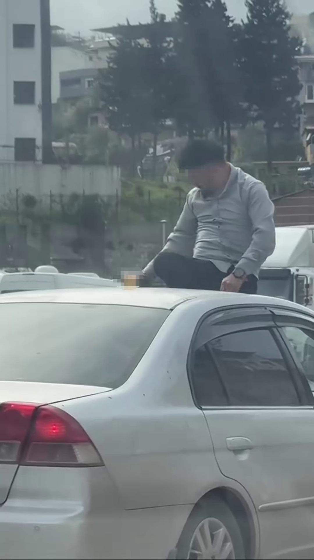 Akan trafikte canını hiçe saydı... Aracın tavanına çıkıp karşısında birisi varmış gibi sohbet etti 1