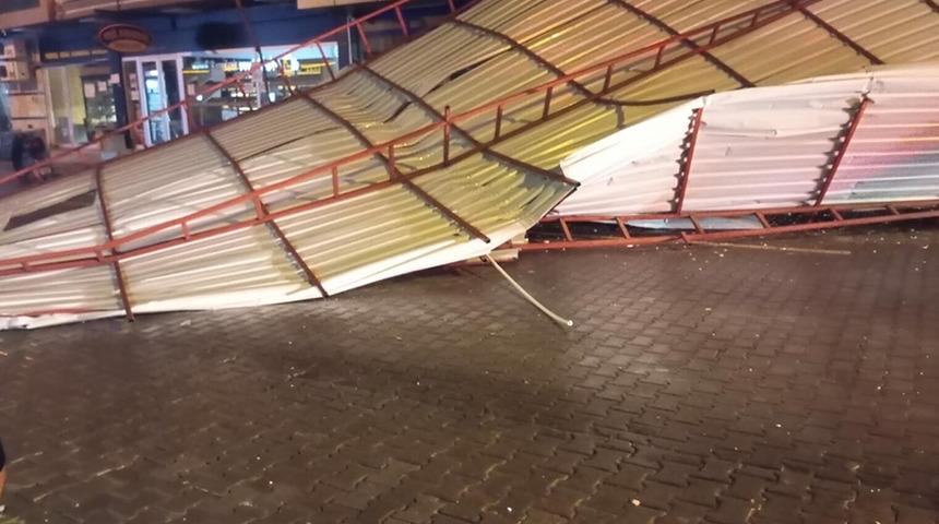 Aydın'da kuvvetli rüzgar; çatılar uçtu, ağaçlar devrildi