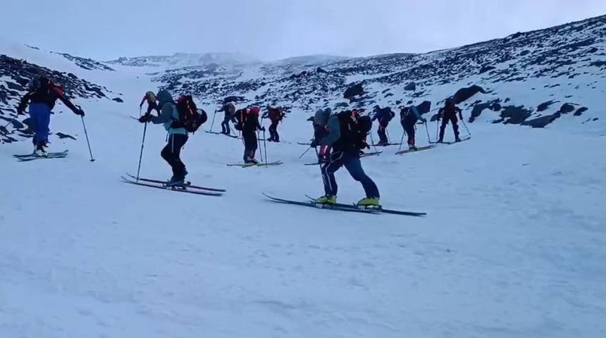 Ağrı Dağı’na kayak yaparak tırmandılar