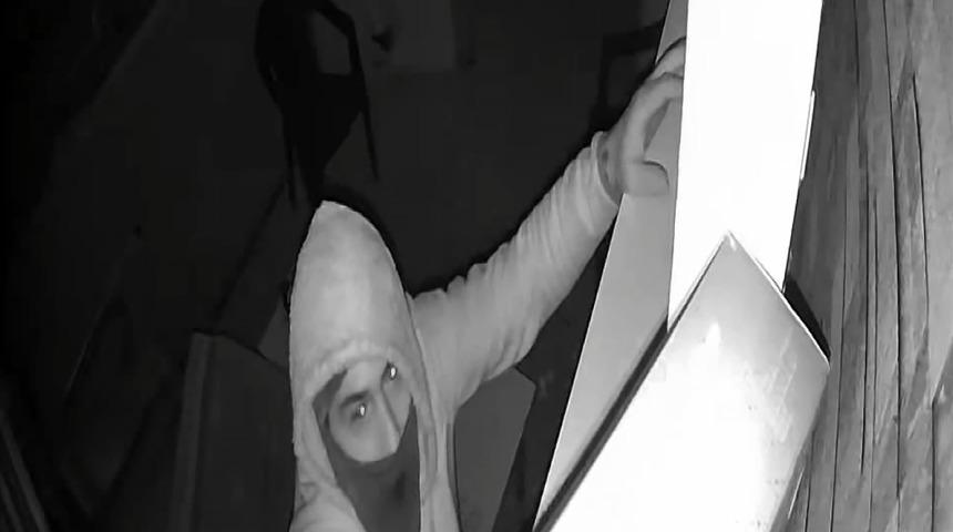 Duvarı delip 650 bin TL vurgun yaptı! O anlar anbean güvenlik kamerasına yansıdı...