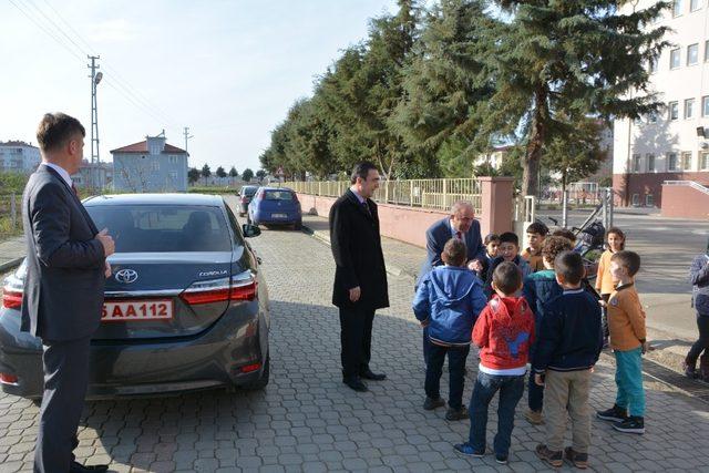 Öğrencilere makam aracını tahsis etti