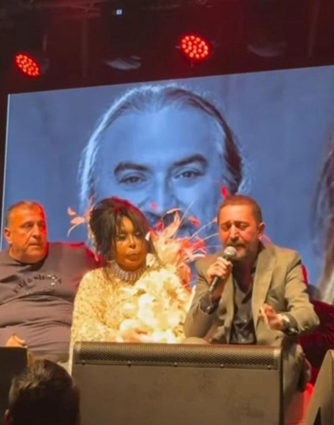 Volkan Konak sahnede şarkılarla anıldı! Öykü Gürnan, Ferman Toprak, Derya Uluğ... Gözyaşlarını tutamadılar 1