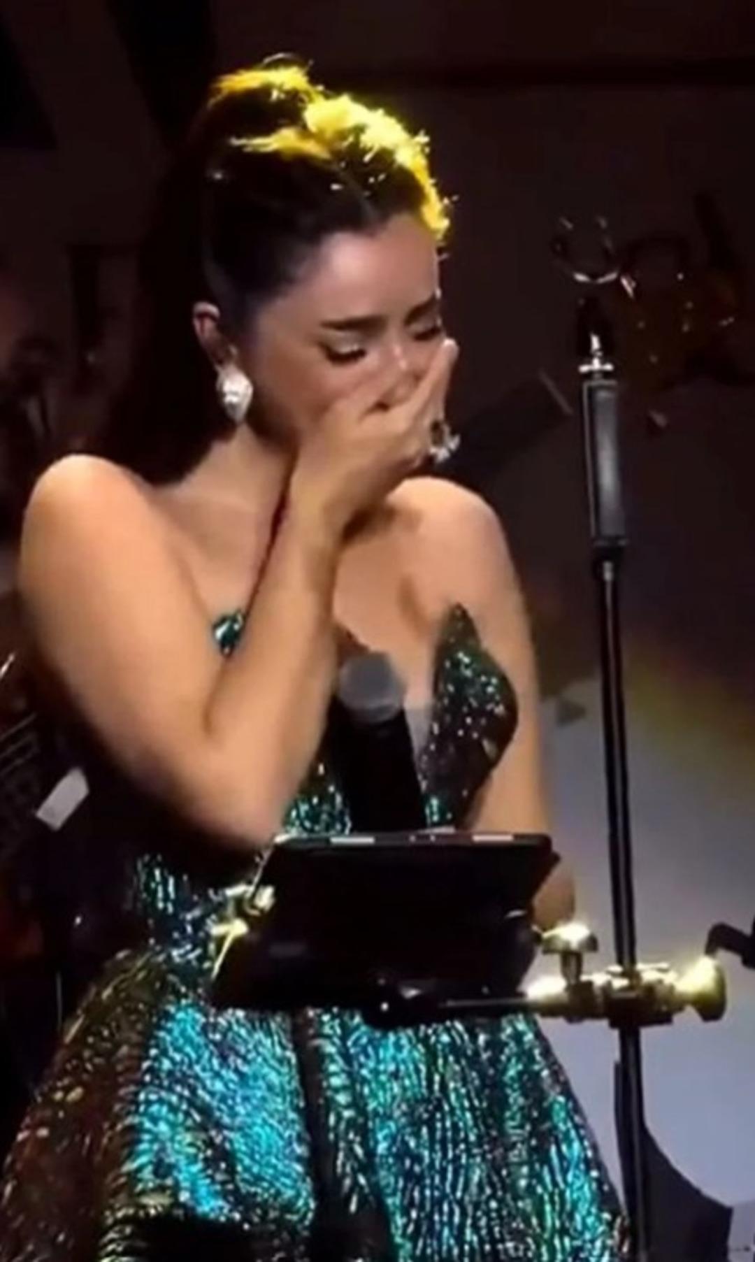 Volkan Konak sahnede şarkılarla anıldı! Öykü Gürnan, Ferman Toprak, Derya Uluğ... Gözyaşlarını tutamadılar 2