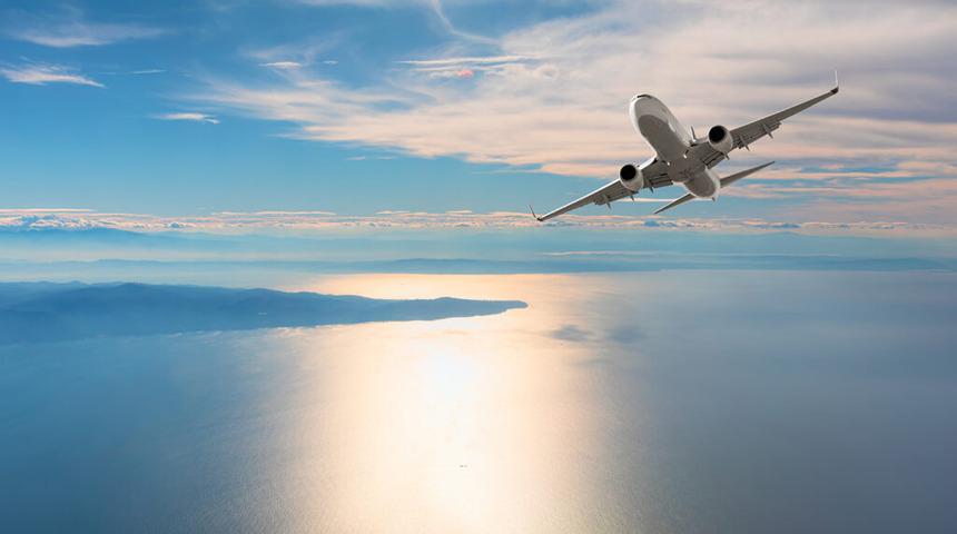 Okyanus üzerindeyken uçağın kapısını açmaya çalıştı