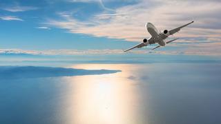 Okyanus üzerindeyken uçağın kapısını açmaya çalıştı