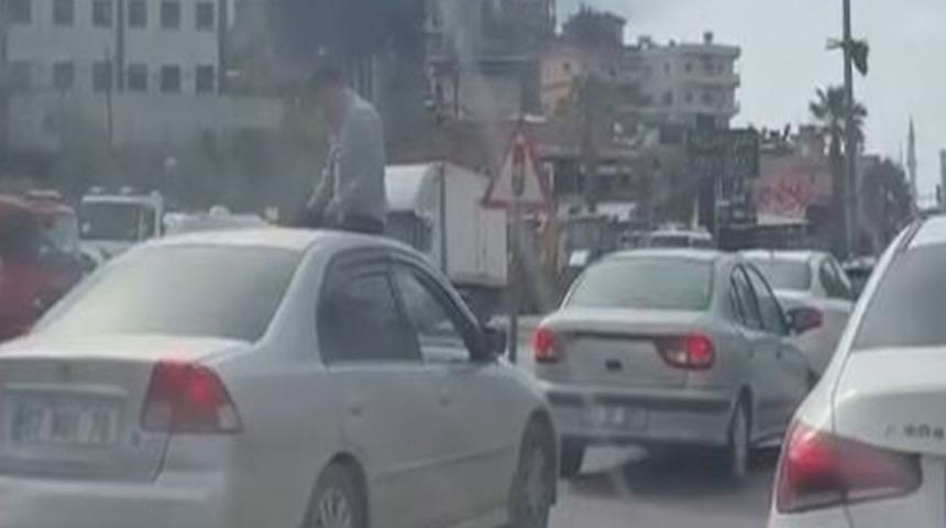 Yolcu otomobilin tavanında i&ccedil;ki i&ccedil;ti, s&uuml;r&uuml;c&uuml; de alkoll&uuml; &ccedil;ıktı