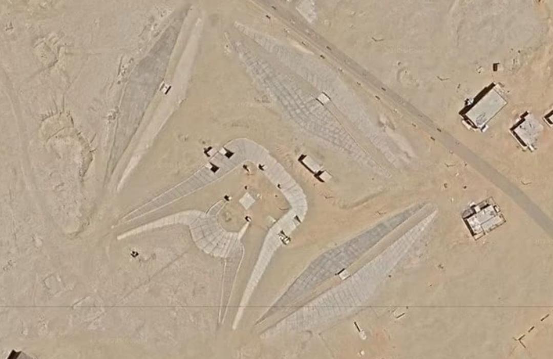 Piramitlerin yanı başında gizemli yapı! "Uzaylı üssü" mü, "Yıldız geçidi" mi yoksa "Askeri tesis" mi? 1