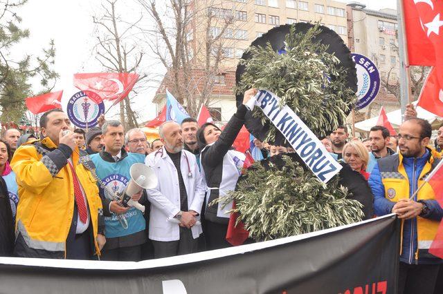 TTB'ye tepki gösteren sağlıkçılar kan bağışında bulundu