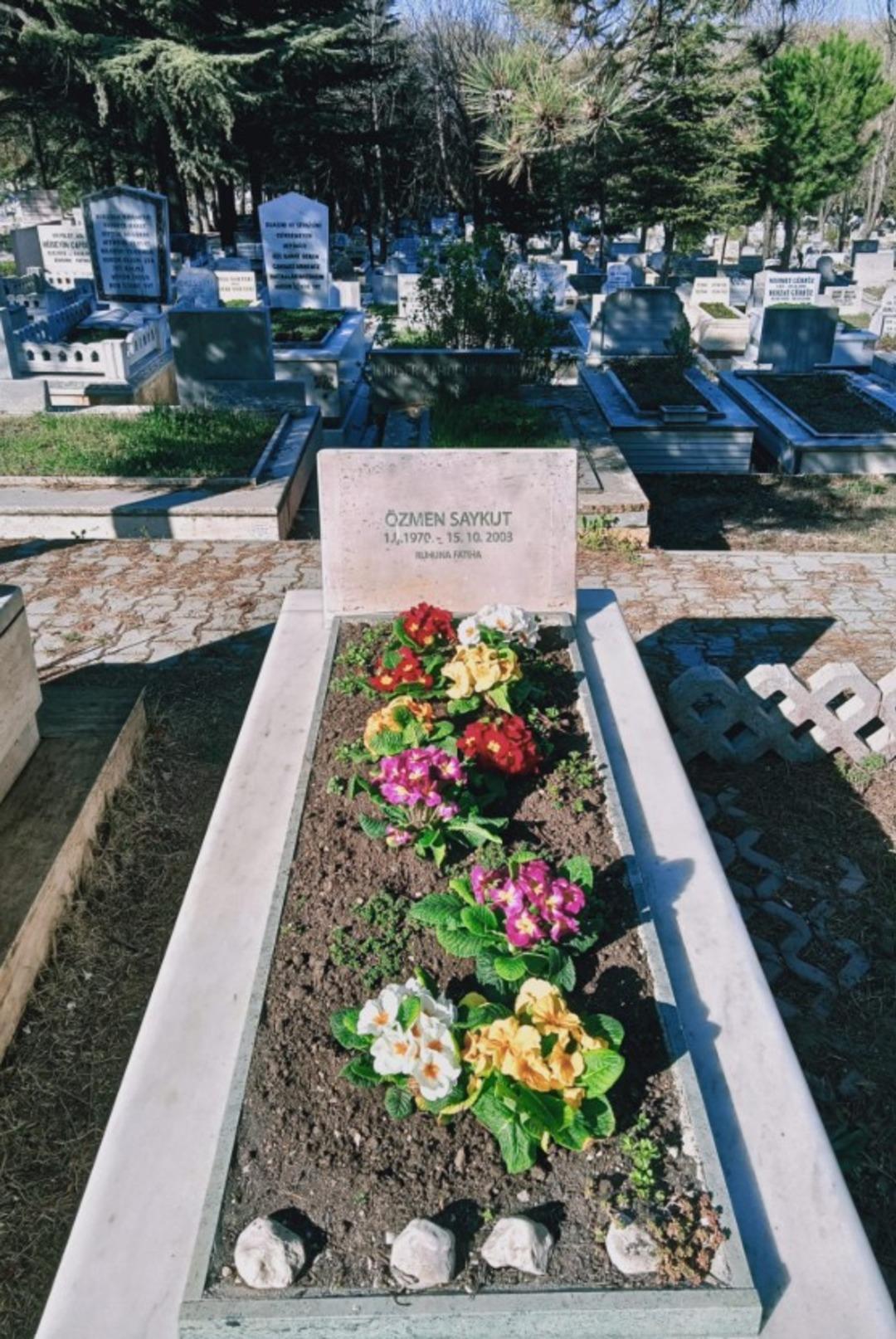 Gazeteci Talat Atilla "Erdal Beşikçioğlu nun bilgisi dahilinde" diyerek duyurdu! Behzat Ç. için babasının mezar taşını değiştirmişler: "Mansur Yavaş aradı" 2