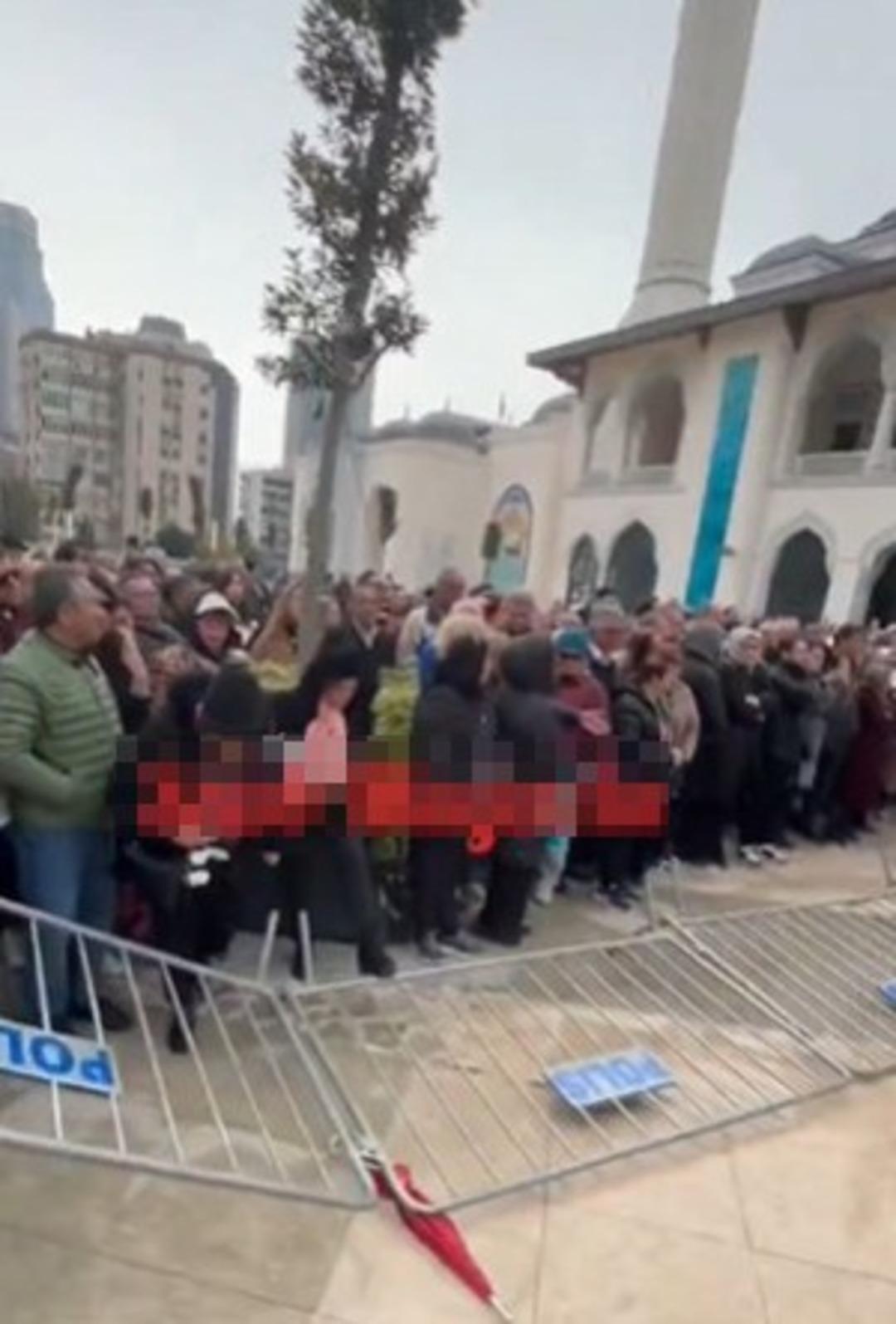 Volkan Konak a veda! Polis barikatı yıkıldı izdiham yaşandı... 5