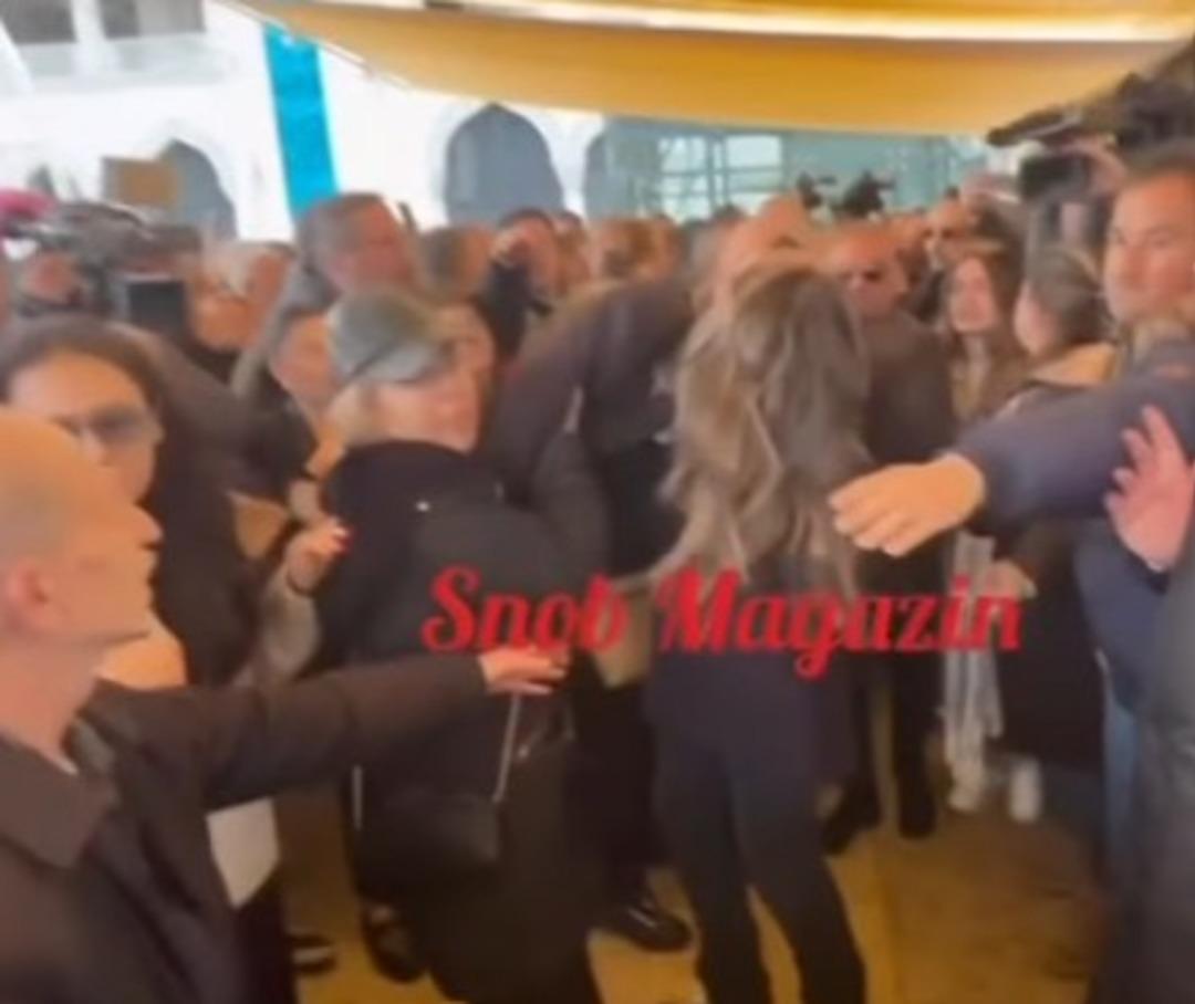 Volkan Konak a veda! Polis barikatı yıkıldı izdiham yaşandı... 10