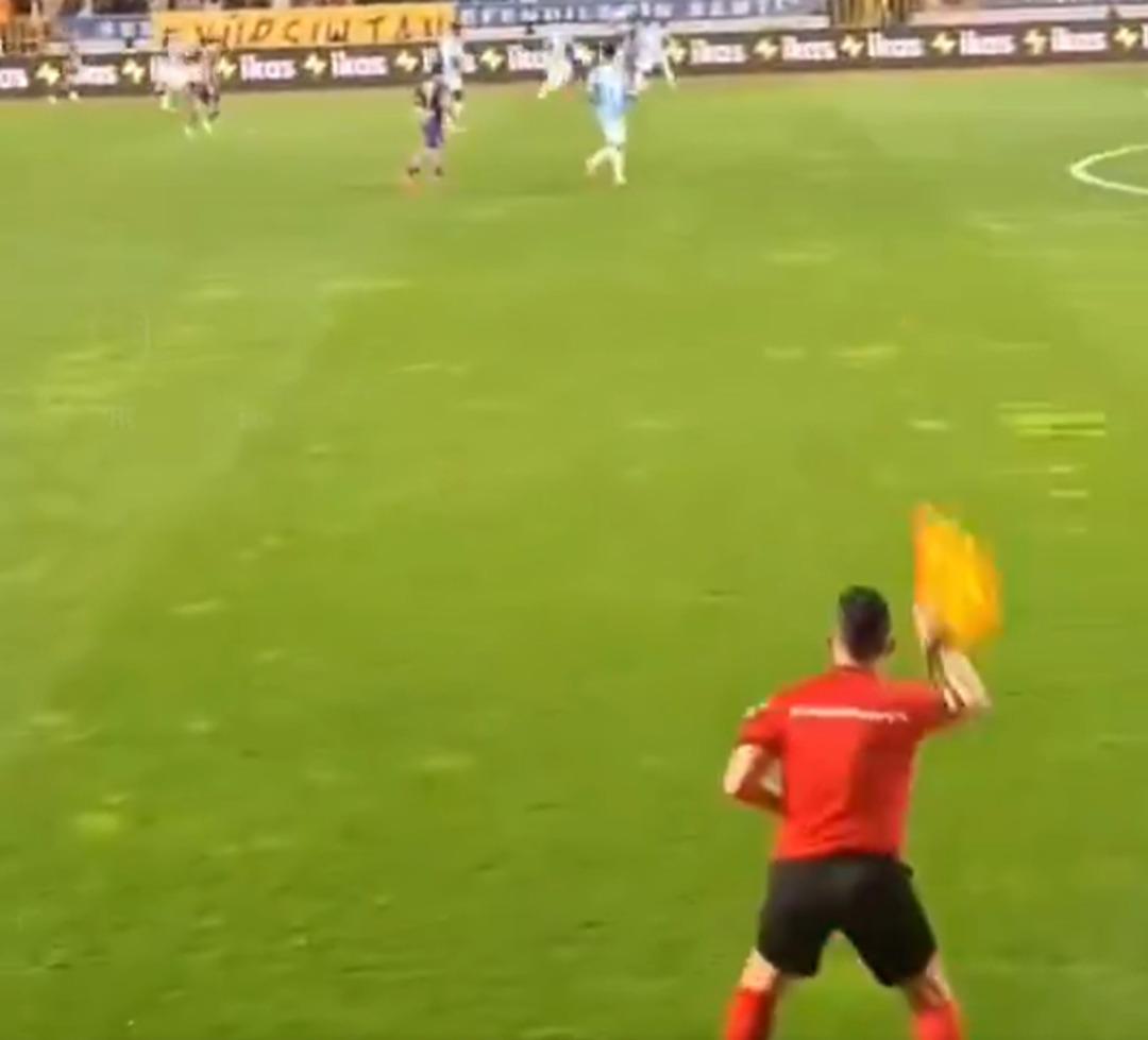 Hakemden yeşil sahalarda daha önce görülmemiş ofsayt kararı! Arda Turan sinirden çılgına döndü... 1